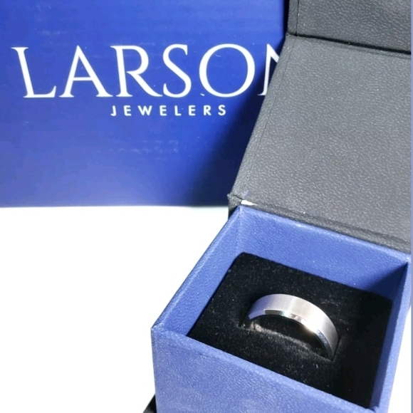Larson Jewelers Titanium Men's ring - Picture 7 of 7